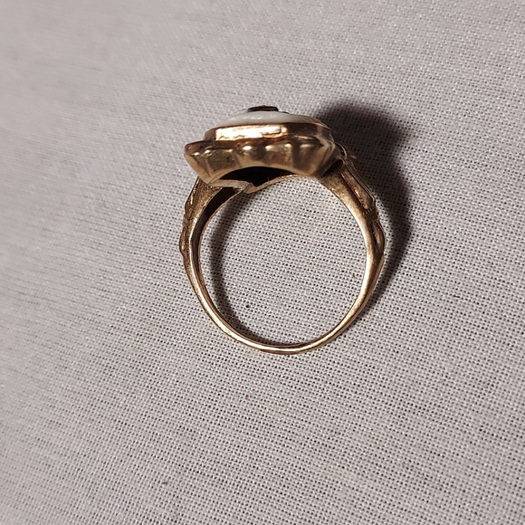 Vintage Hand Carved Cameo Ladies Ring With Diamond - Picture 9 of 10